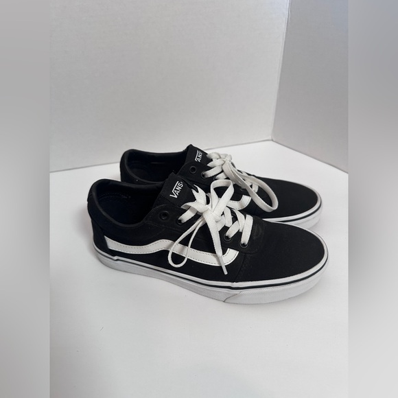 Vans women’s Classic Black and White Sneakers skate shoes size 9 - Picture 1 of 7